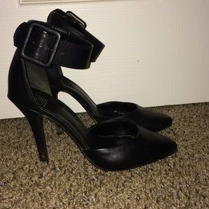 Divine black pumps